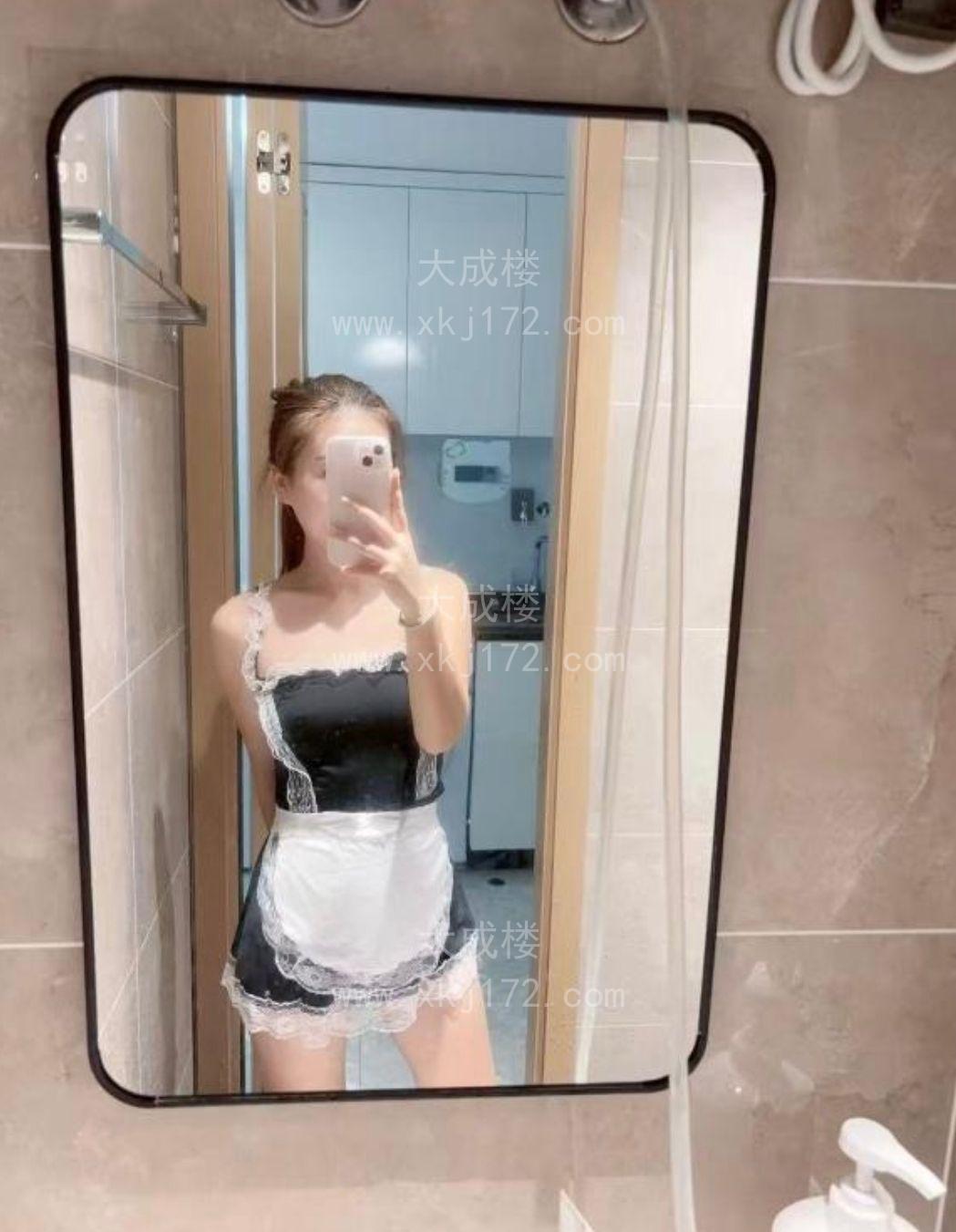 粉嫩美乳白虎妹